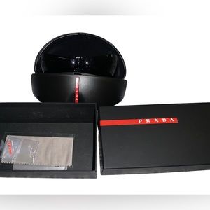 Prada sunshades - excellent preowned condition. No scratches or damage
